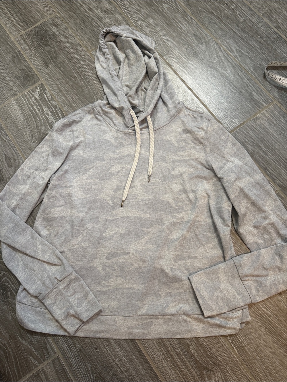 Womens Vuori Lightweight light Gray Camo longsleeve Hoodie hooded top small